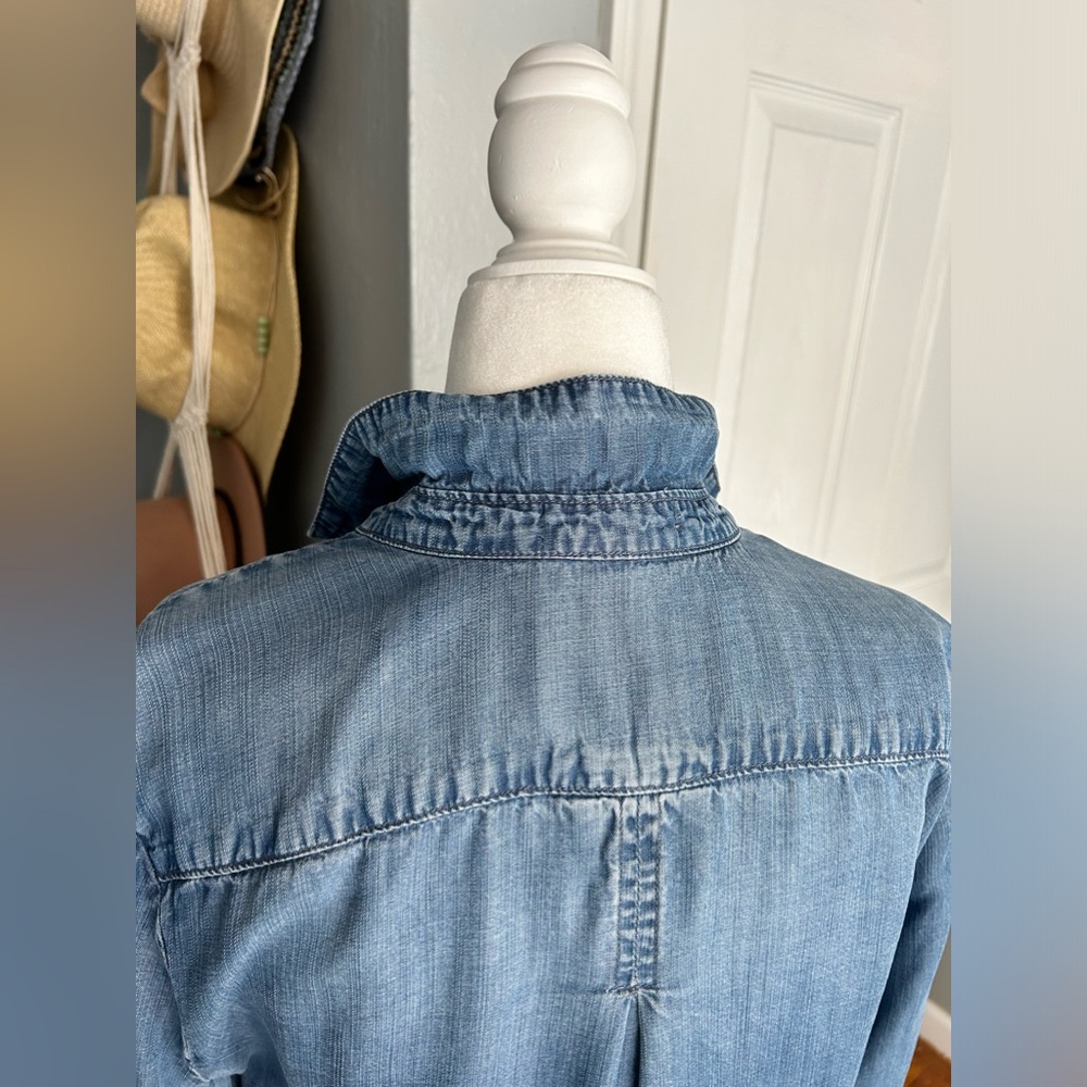 Cloth and Stone collared button up lightweight denim colored shirt size small - Picture 4 of 8